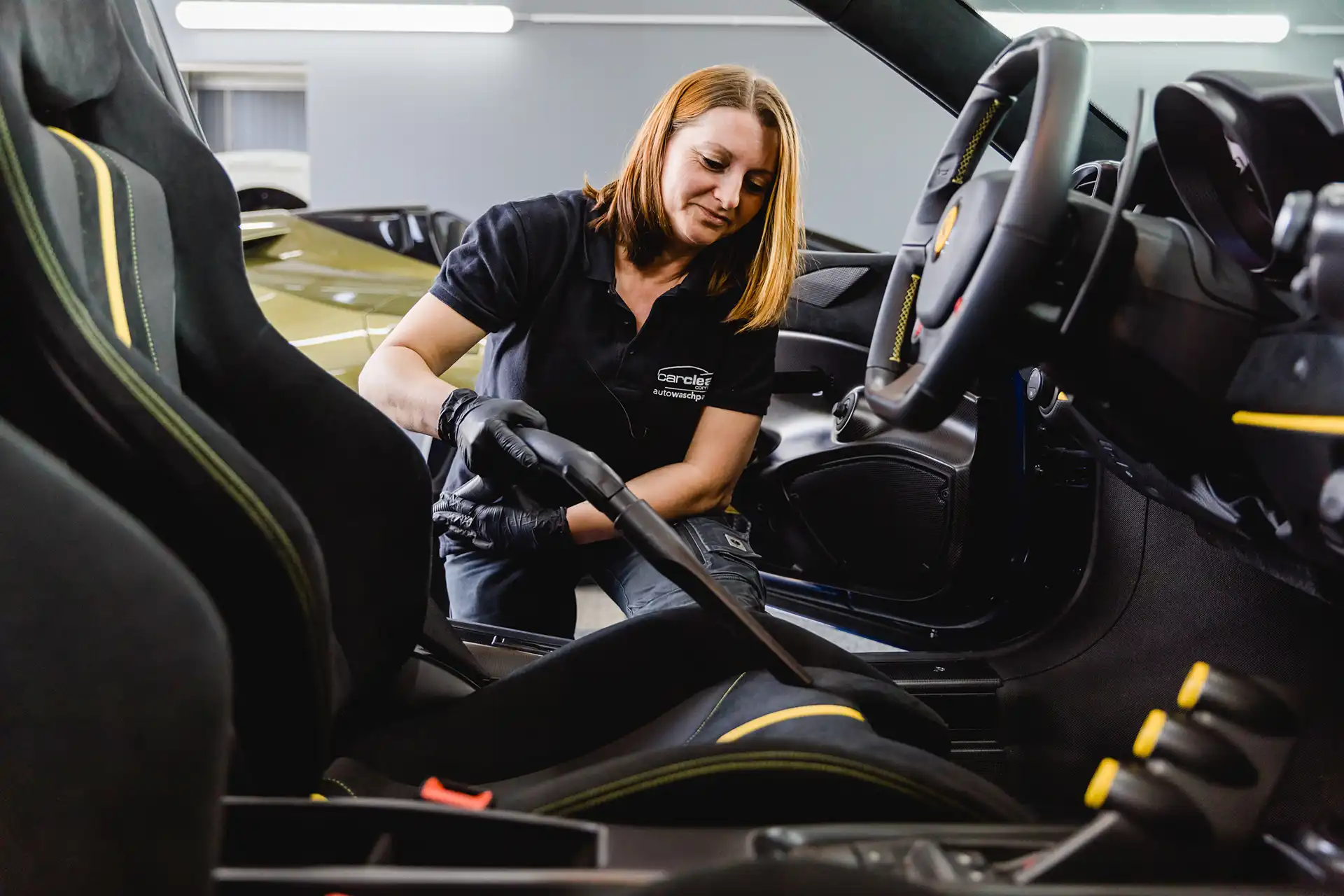 Fahrzeugpflege im Betrieb der Car Clean Company