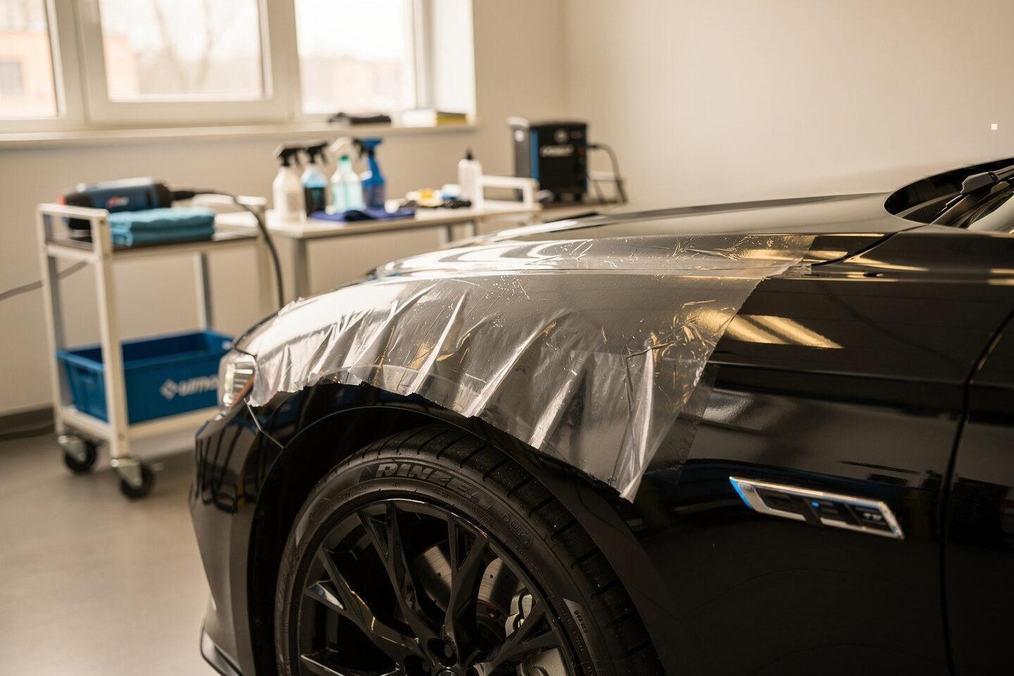 Autopflegestation für SMART-Repair mit Keramikversiegelung und Lackschutzfolierung in der Fahrzeugpflege